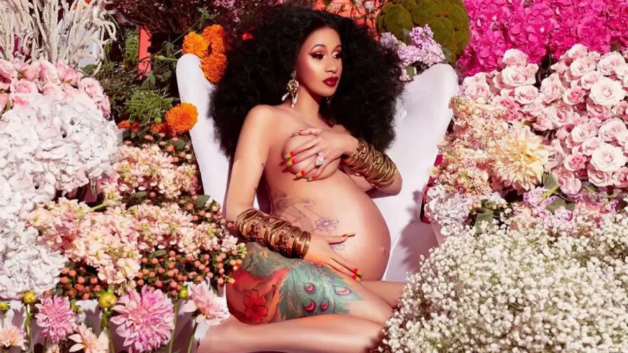 Изменился дизайн ногтей Cardi B после рождения ребенка?