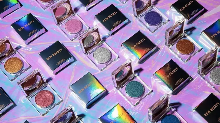 KKW Beauty представил коллекцию разноцветных пудр