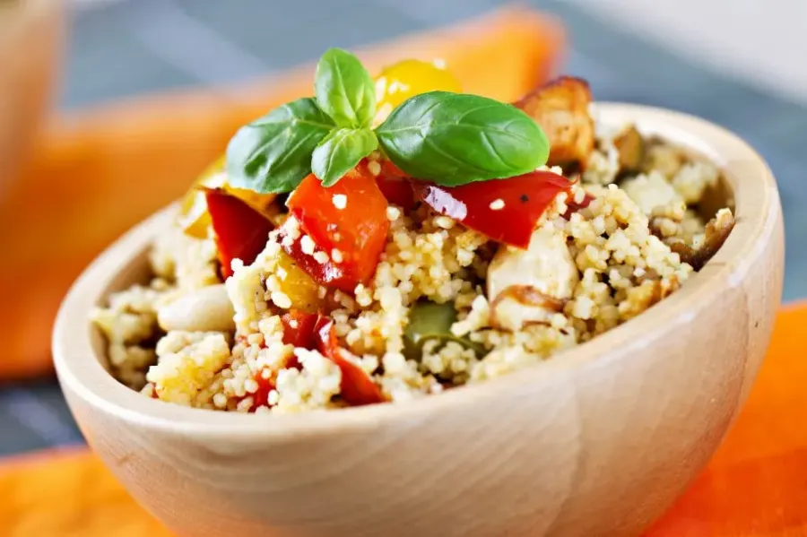 Боул с кускусом и курицей