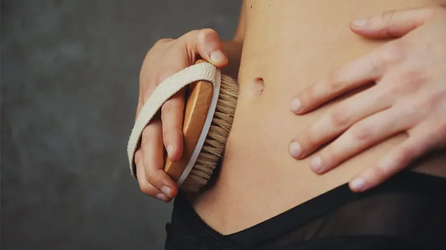 Dry brushing: все, что нужно знать об антицеллюлитной процедуре