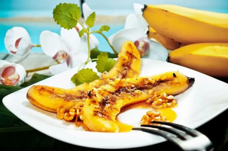 Жареные бананы с йогуртом и орешками
