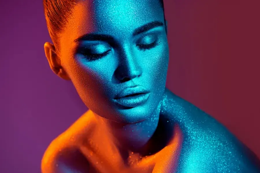 Shine bright: как создать макияж с глиттером