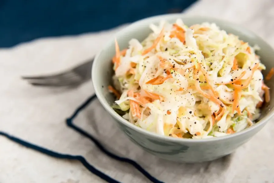 «Коул слоу» из кольраби и моркови