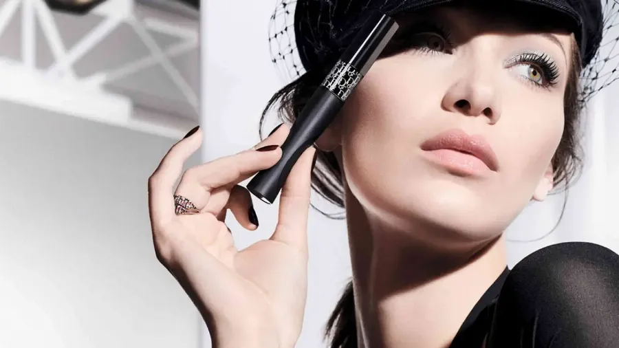 Белла Хадид презентовала обновленную тушь для ресниц Dior