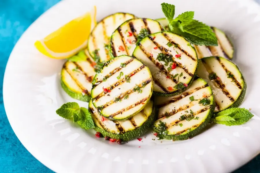 Запеченные кабачки с лимоном и чесноком