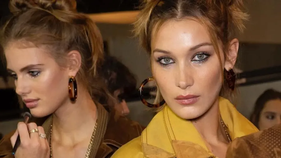 Растрепанные прически и глиттер: бьюти-тренды 90-х на показе Fendi SS'20