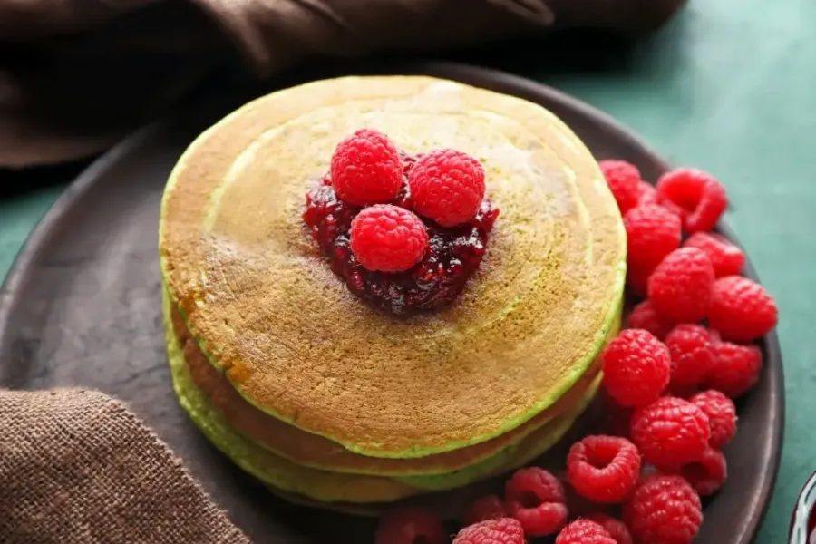 Блинчики с матча, творогом и малиной