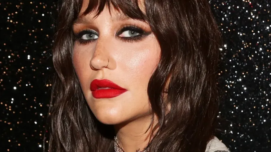 Kesha вернулась на сцену и представила собственный beauty-бренд