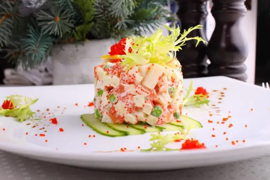Рецепт оливье с раковыми шейками и красной икрой
