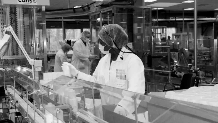 Clarins Group обеспечивает больницы дезинфекторами для рук