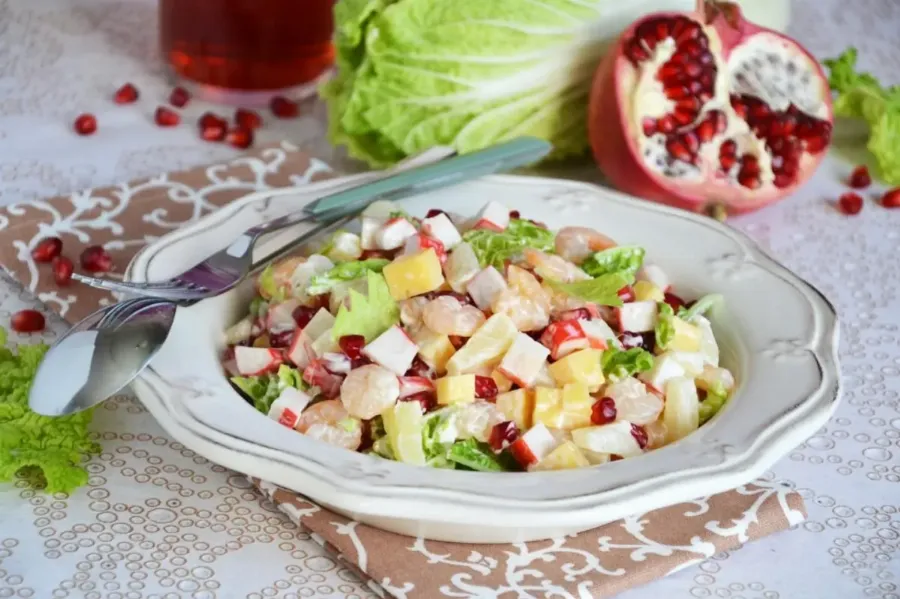Салат с ананасом, креветками и гранатом