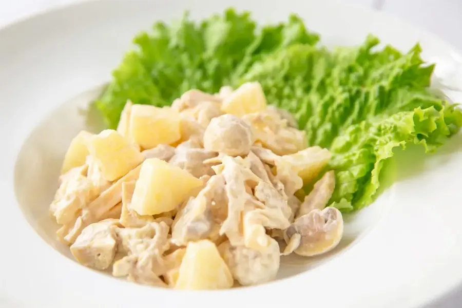 Салат с ананасом, грибами и курицей