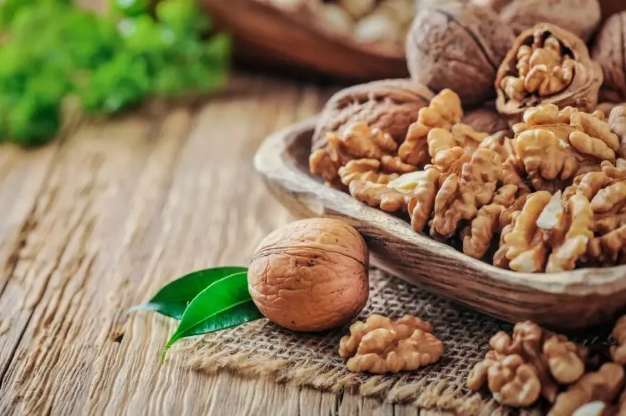 Грецкий орех: разбираем пользу, вред и калорийность продукта