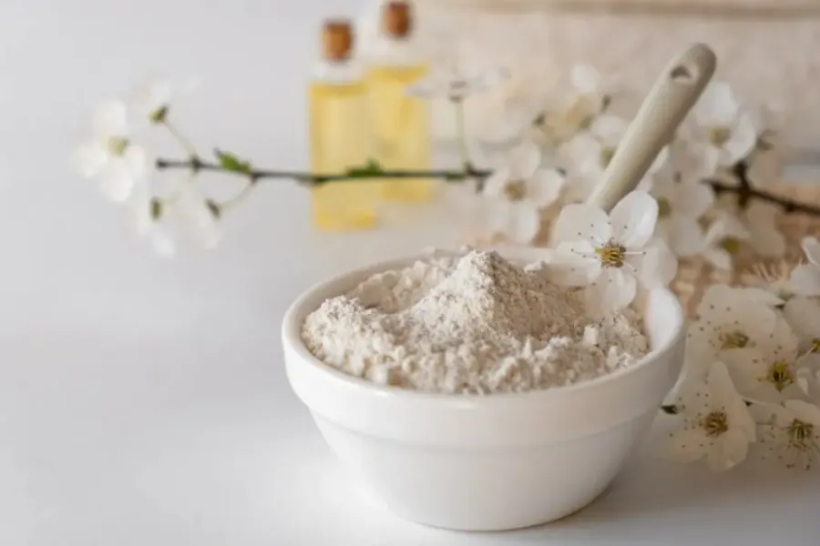 Маска для сухої шкіри обличчя з білої глини й огірка