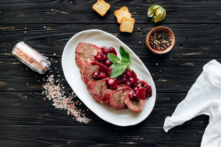 Пикантный вишневый соус к мясу с чесноком — рецепт без вина