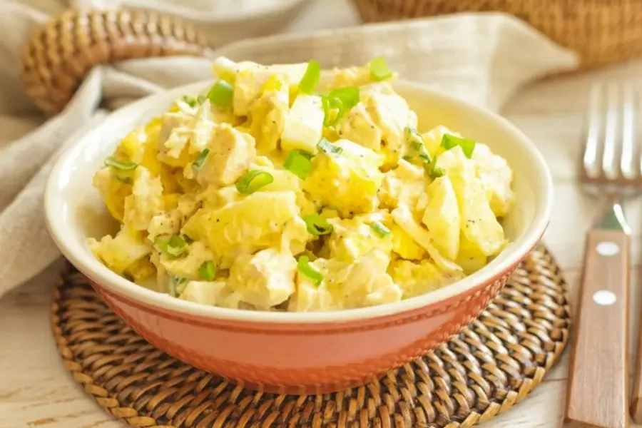 Салат с ананасом, мясом и маринованными огурцами
