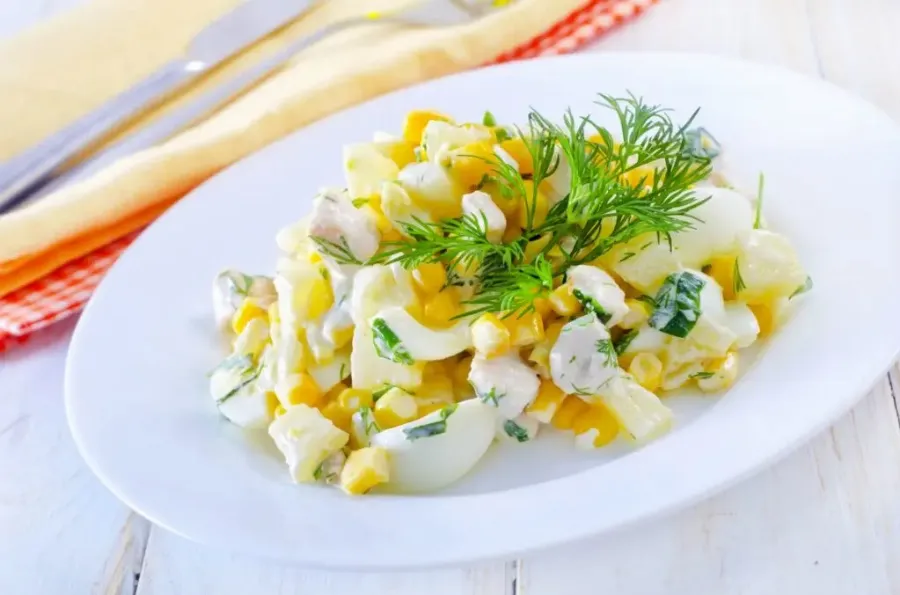 Салат с ананасом, ветчиной, сыром и кукурузой