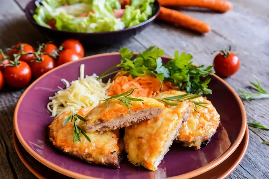 Шницель, запеченный с сыром и пряностями: рецепт пошагово