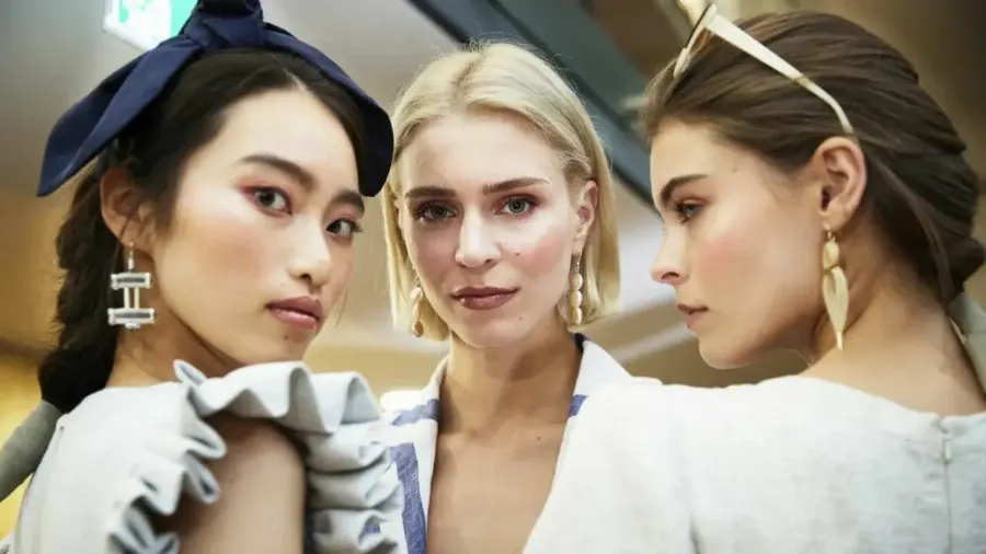 Цветы, косы и румянец: 6 beauty-трендов London Fashion Week SS 2024