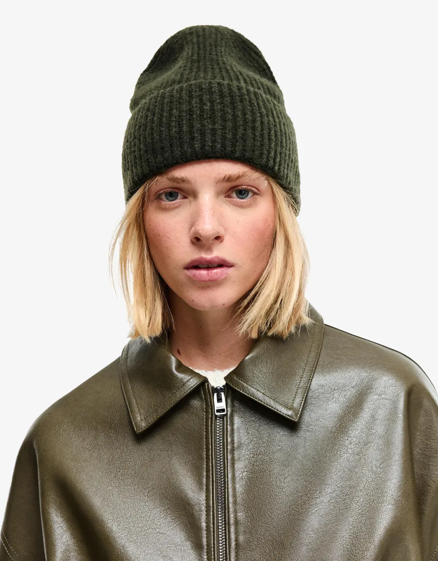 Bershka, Базова шапка