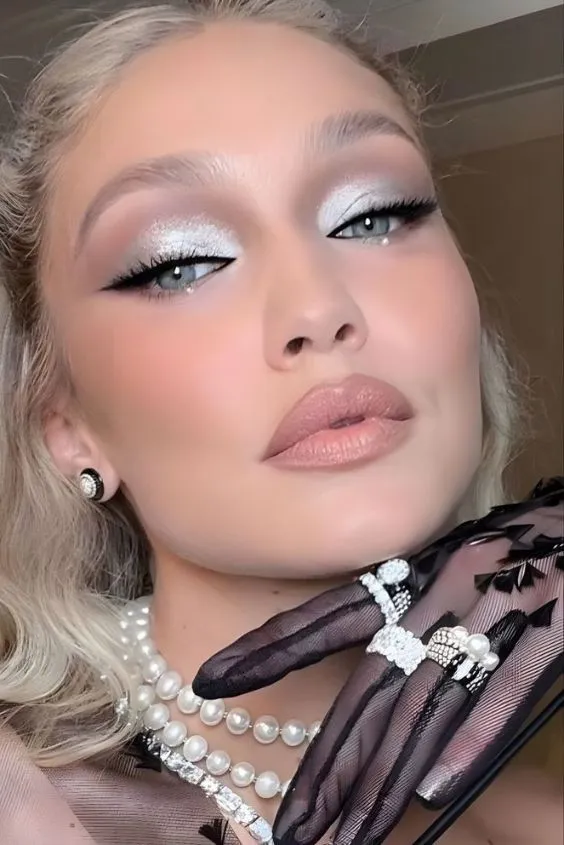М’яка база та сріблястий smokey