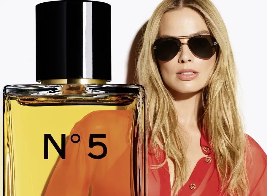 Chanel презентував нову версію культових N°5, яку представляє Марго Роббі